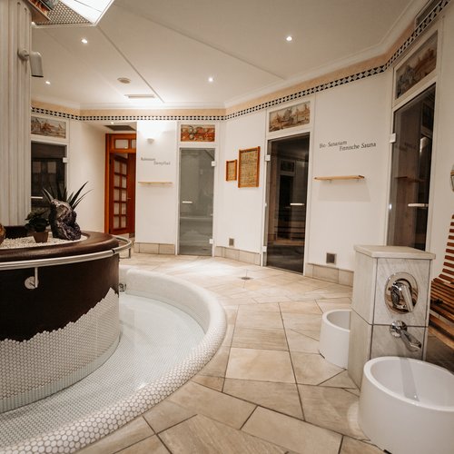 Wellness-Kurzurlaub Bayerischer Wald: Textilsaunas und mehr Textilsaunabereich mit verschiedenen Saunen und Dampfbad im Wellnesshotel Hofbräuhaus Bodenmais