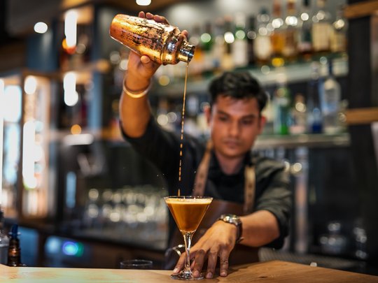 Hofbräuhaus: Restaurant in Bodenmais Barkeeper bereitet Cocktail zu – stilvolle Baratmosphäre im Wellnesshotel Hofbräuhaus Bodenmais