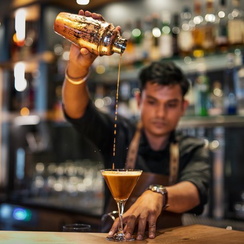 Hotel Hofbräuhaus: freie Stellen Barkeeper bereitet Cocktail zu – stilvolle Baratmosphäre im Wellnesshotel Hofbräuhaus Bodenmais