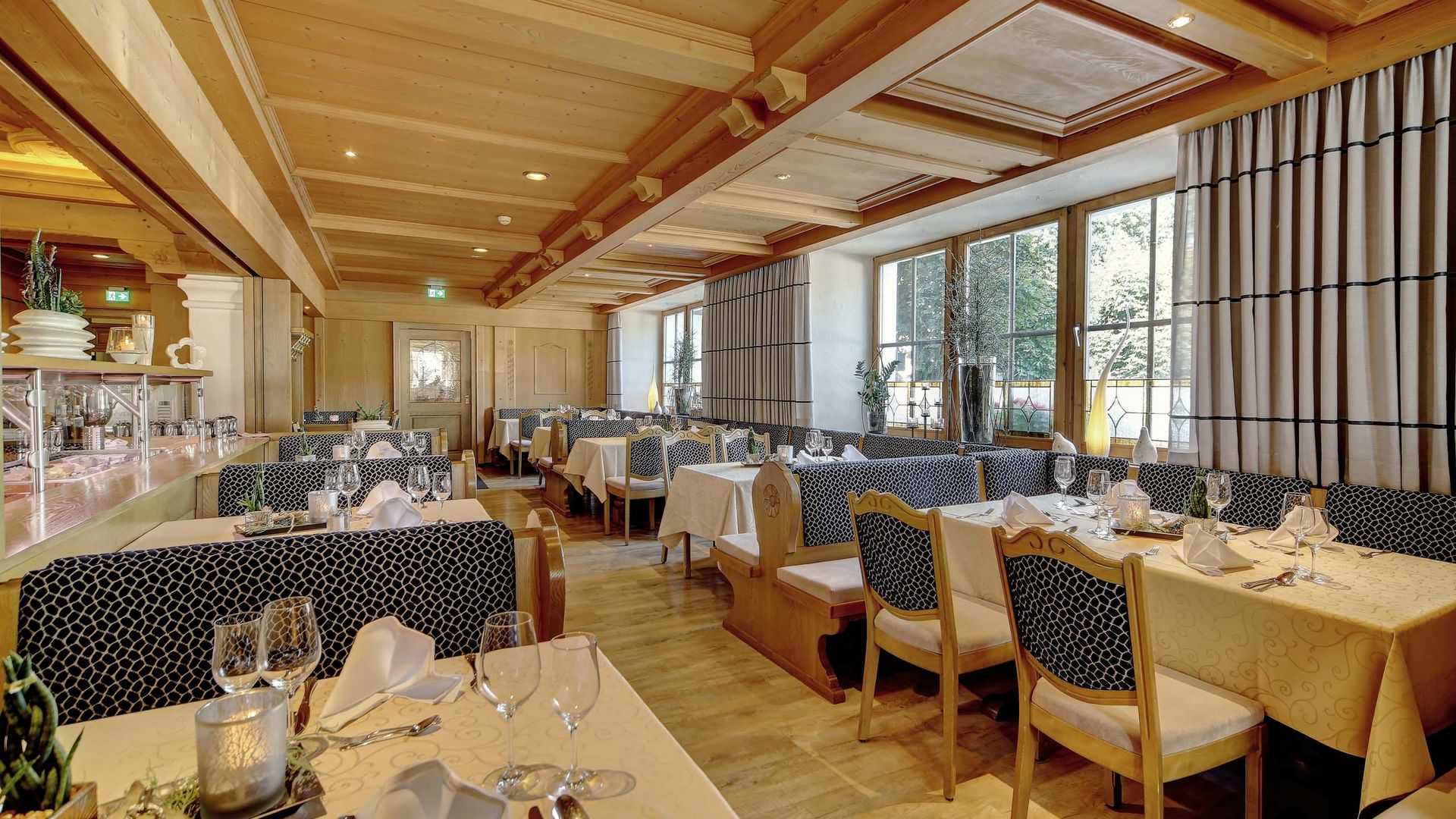 Hofbräuhaus: Restaurant in Bodenmais Heller, großzügiger Restaurantbereich mit eleganter Holzausstattung und großen Fenstern im Wellnesshotel Hofbräuhaus Bodenmais