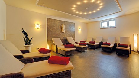 Entspannung im Bayerischen Wald: im Wellnesshotel Hofbräuhaus Moderner Ruheraum mit Relaxliegen und Holzambiente im Wellnesshotel Hofbräuhaus Bodenmais – Wohlfühloase für Gäste