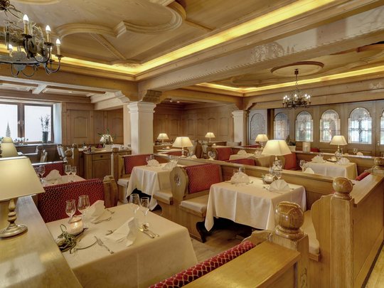 Hofbräuhaus: Restaurant in Bodenmais Eleganter Restaurant-Saal im Wellnesshotel Hofbräuhaus Bodenmais – stilvolle Holzausstattung, festlich gedeckte Tische und gemütliches Ambiente