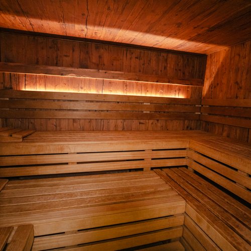Wellness-Kurzurlaub Bayerischer Wald: Textilsaunas und mehr Große textile Finnische Sauna mit Holzverkleidung und Sitzbänken im Wellnesshotel Hofbräuhaus Bodenmais