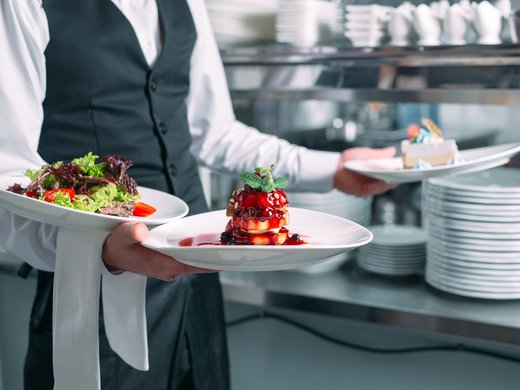 Ausbildung Restaurantfachmann/-frau (m/w/d) Kellner serviert Dessert, Salat und Hauptgericht