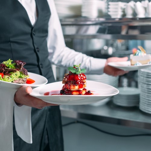 Hotel Hofbräuhaus: freie Stellen Kellner serviert Dessert, Salat und Hauptgericht