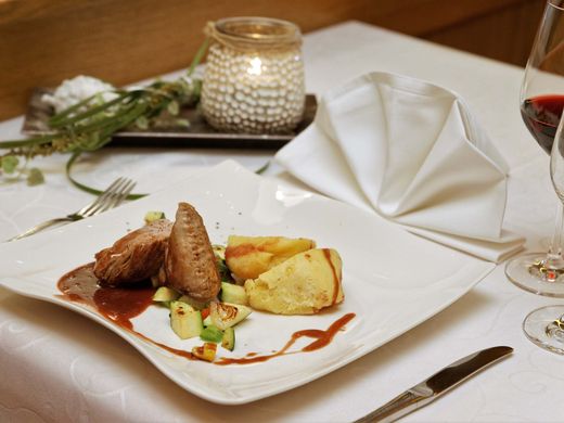 Ihr Traumurlaub im Hotel Hofbräuhaus Feines Hauptgericht im Wellnesshotel Hofbräuhaus Bodenmais – zartes Fleisch mit Kartoffelgratin, Gemüse und dunkler Soße
