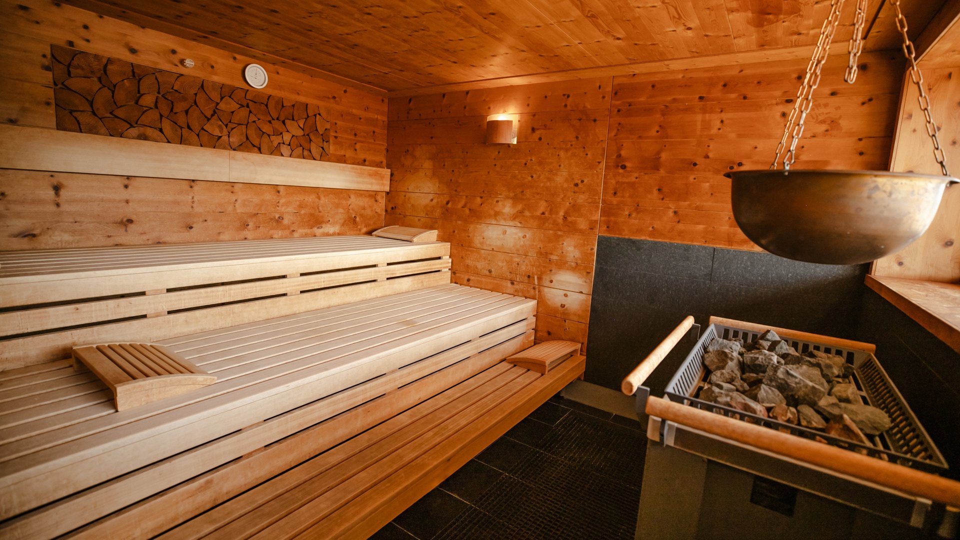 Hofbräuhaus spa hotel: dress-on saunas