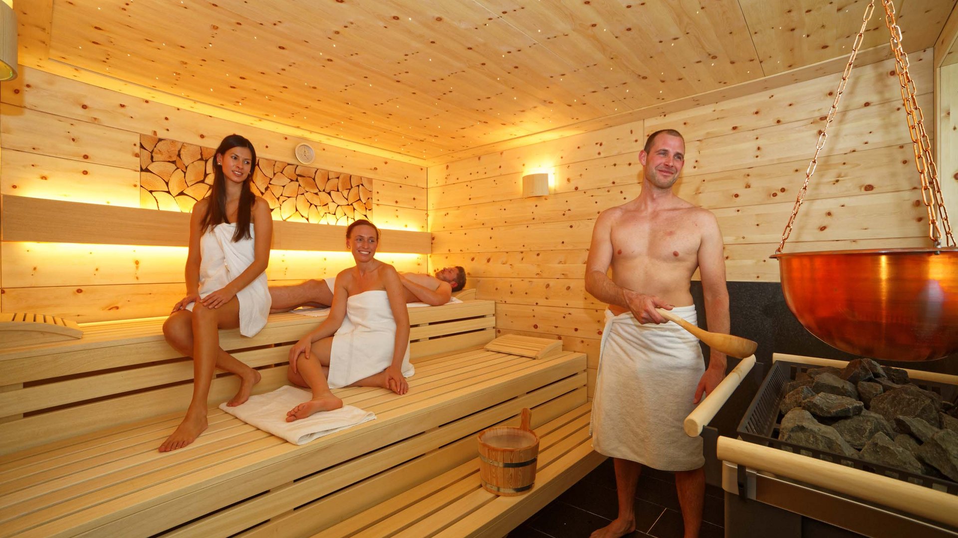 Hofbräuhaus spa hotel: dress-on saunas
