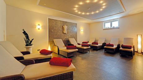Entspannung im Bayerischen Wald: im Wellnesshotel Hofbräuhaus Moderner Ruheraum mit Relaxliegen und Holzambiente im Wellnesshotel Hofbräuhaus Bodenmais – Wohlfühloase für Gäste