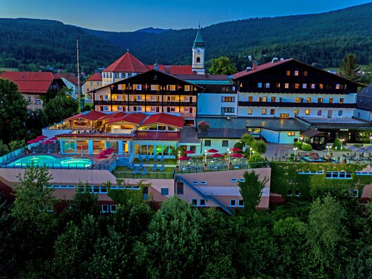 Gutscheine für Urlaub in Bodenmais im Hotel Hofbräuhaus Wellnesshotel im Bayerischen Wald: Außenansicht des Wellnesshotel Hofbräuhaus in Bodenmais mit Außenpool, Saunen und Bergpanorama