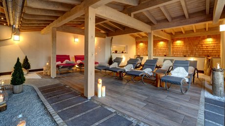 Entspannung im Bayerischen Wald: im Wellnesshotel Hofbräuhaus Gemütlicher Ruhebereich mit Holzdesign, Liegen und Kerzen im Wellnesshotel Hofbräuhaus Bodenmais – entspannen und wohlfühlen