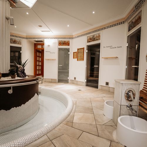 Wellness-Kurzurlaub Bayerischer Wald: Textilsaunas und mehr Textilsaunabereich mit verschiedenen Saunen und Dampfbad im Wellnesshotel Hofbräuhaus Bodenmais