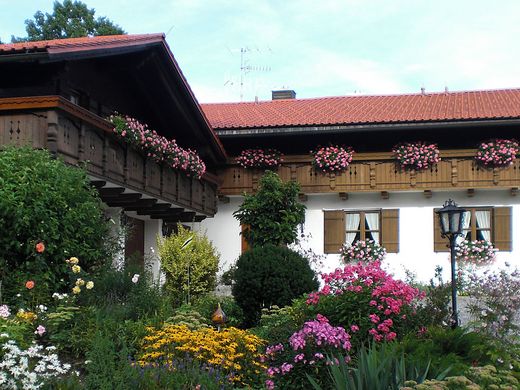 Urlaub und wandern rund um Bodenmais: Ferienhaus Freiblick Rustikales Holzhaus mit üppigen Blumen - Ferienhaus vom Hotel Hofbräuhaus in Bodenmais.