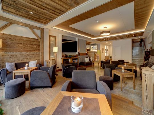 Hofbräuhaus: Restaurant in Bodenmais Gemütliche Hotellounge mit modernen Sitzmöbeln und alpinem Holzdesign im Wellnesshotel Hofbräuhaus Bodenmais, Bayerischer Wald