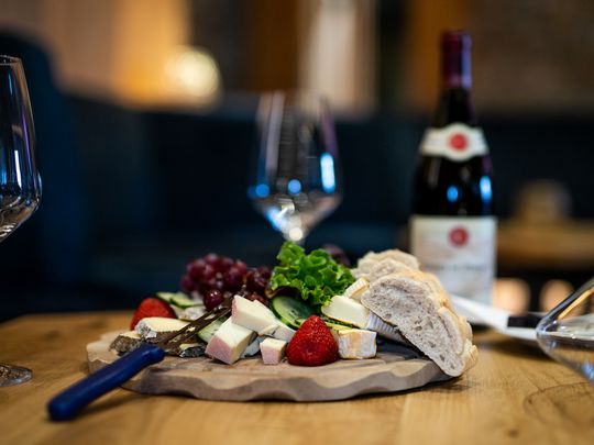kaeseplatte-wein-hotelbar-wellnesshotel-hofbraeuhaus-bodenmais.jpg Käseplatte mit Trauben, Erdbeeren, Brot und Wein – Genussmoment in der Hotelbar des Wellnesshotels Hofbräuhaus Bodenmais