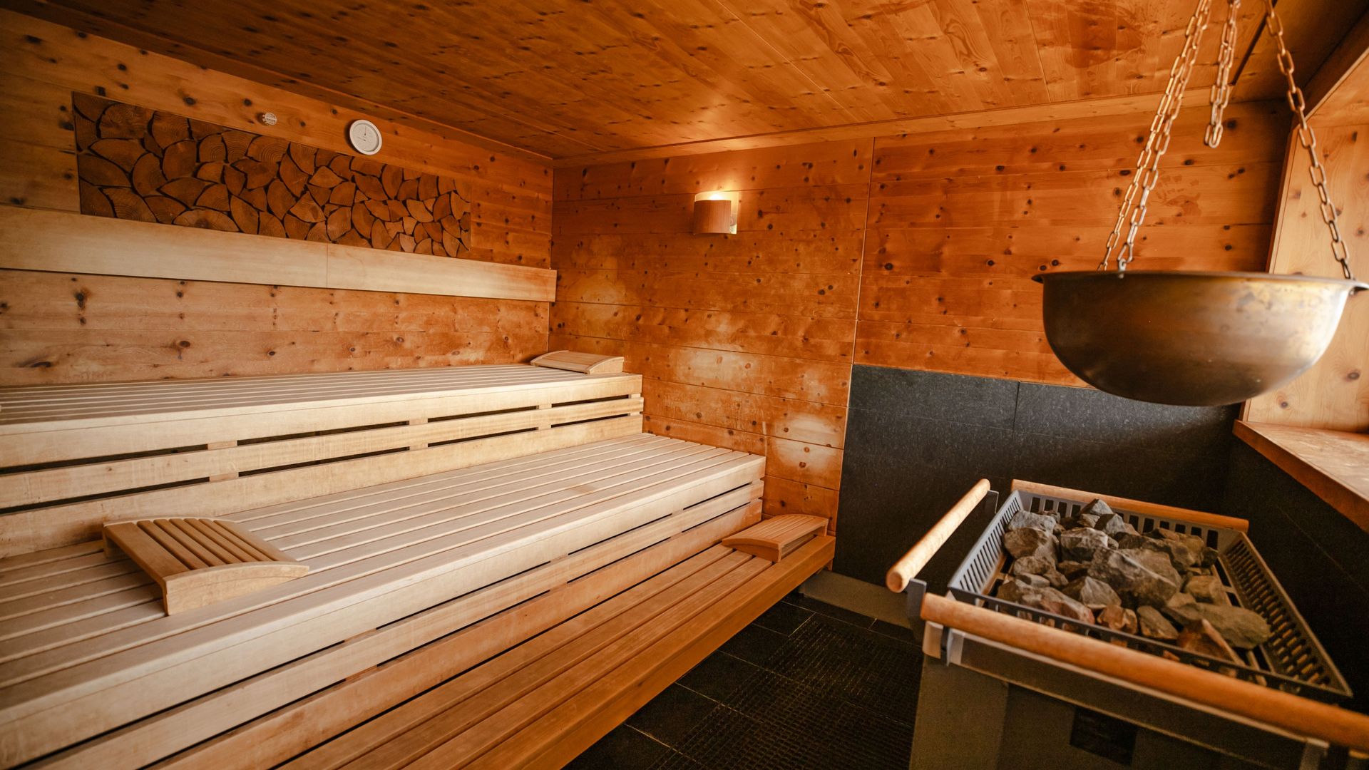A spa holiday in the Bavarian Forest Zirbensauna mit Holzverkleidung, Aufgusskessel und Saunabänken im Wellnesshotel Hofbräuhaus Bodenmais