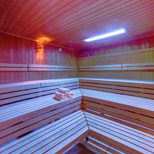 Wellness-Kurzurlaub Bayerischer Wald: Textilsaunas und mehr Große Textilsauna mit Holzverkleidung und Sitzbänken im Wellnesshotel Hofbräuhaus Bodenmais