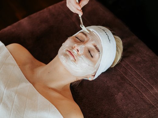 Herrlicher Wellnessurlaub im Bayerischen Wald Gesichtsbehandlung mit Pflegemaske im Wellnesshotel Hofbräuhaus Bodenmais – Beauty-Anwendung für strahlende Haut