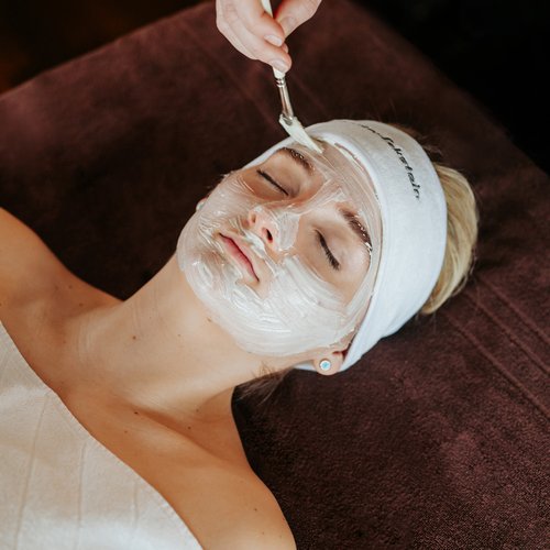 Hotel Hofbräuhaus: freie Stellen Gesichtsbehandlung mit Pflegemaske im Wellnesshotel Hofbräuhaus Bodenmais – Beauty-Anwendung für strahlende Haut