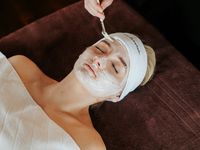 Wellnesshotel im Bayerischen Wald - Das Hotel Hofbräuhaus Gesichtsbehandlung mit Pflegemaske im Wellnesshotel Hofbräuhaus Bodenmais – Beauty-Anwendung für strahlende Haut
