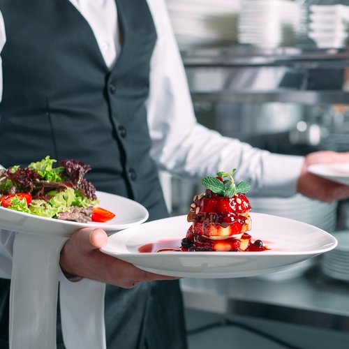 Hotel Hofbräuhaus: freie Stellen Kellner serviert Dessert, Salat und Hauptgericht