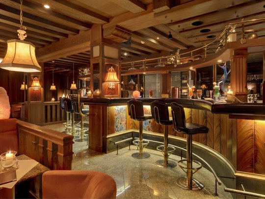 Hofbräuhaus: Restaurant in Bodenmais Stilvolle Hotelbar mit gemütlicher Atmosphäre und edler Holzausstattung im Wellnesshotel Hofbräuhaus Bodenmais