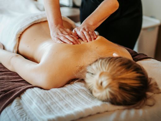 Ausbildung Kosmetiker/in (m/w/d) Entspannende Rückenmassage im Spa-Bereich des 4-Sterne Wellnesshotels Hofbräuhaus, Bodenmais, Bayerischer Wald