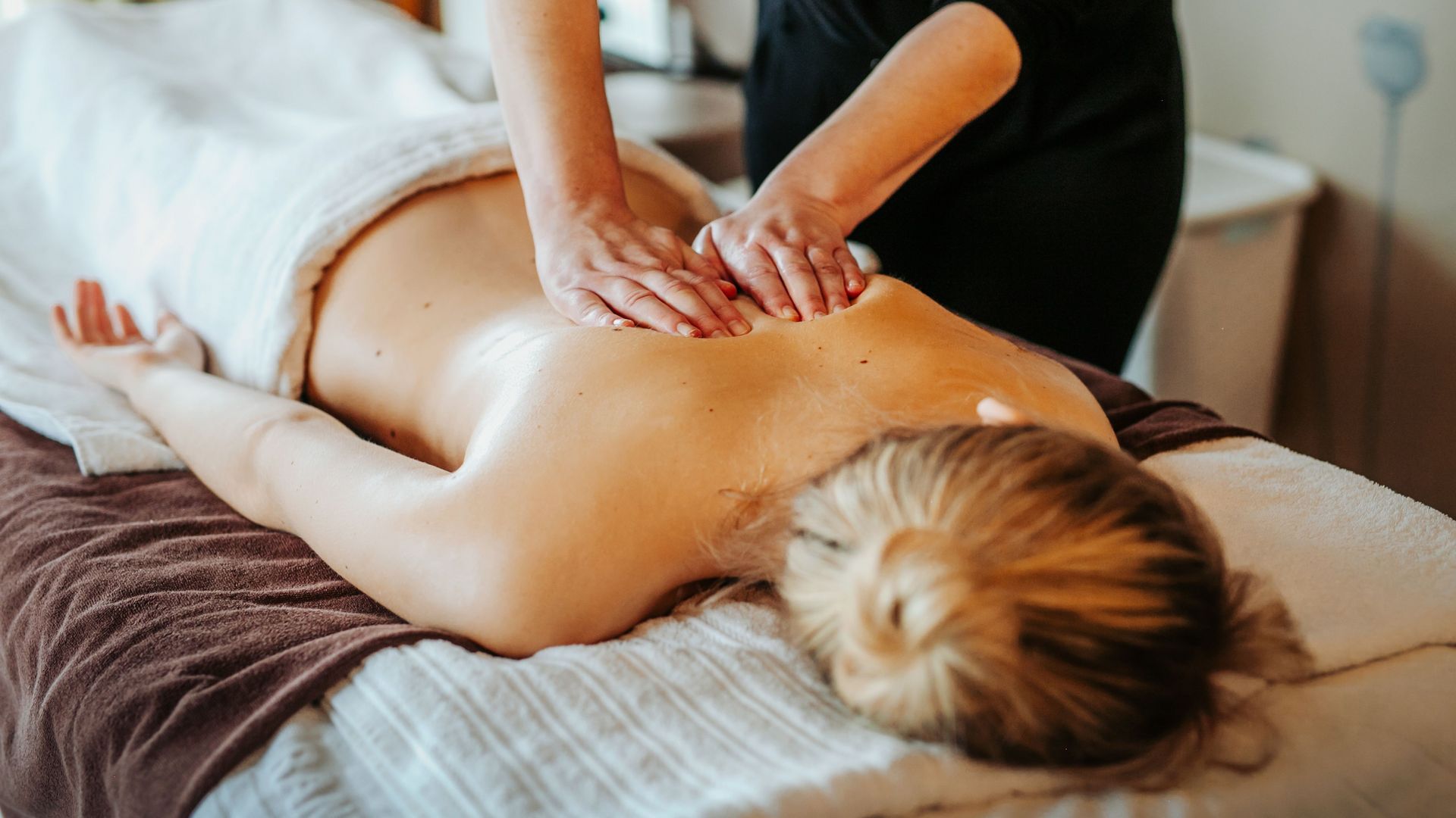 Wellness in Bayern: Angebote die Sie zum Träumen bringen Entspannende Rückenmassage im Spa-Bereich des 4-Sterne Wellnesshotels Hofbräuhaus, Bodenmais, Bayerischer Wald