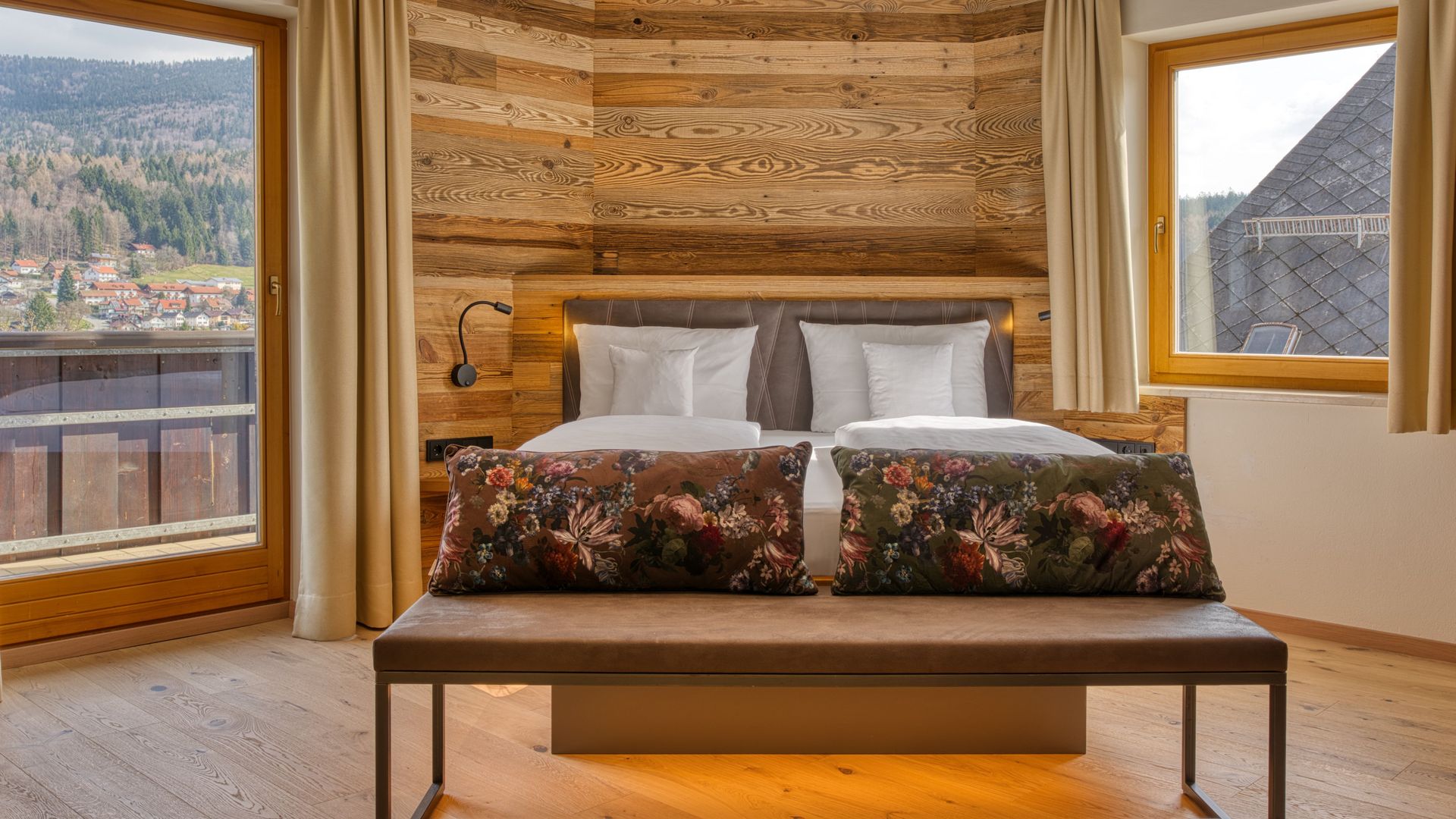 A spa holiday in the Bavarian Forest Schlafzimmer der modernen Juniorsuite mit Panorama-Bergblick von Balkon und Fenster im 4-Sterne-Hotel Hofbräuhaus in Bodenmais, Niederbayern