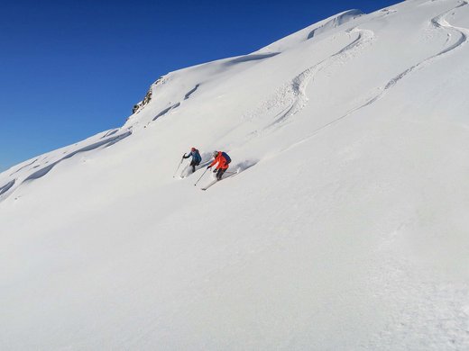 Cross-country skiing and winter hiking: Bodenmais in winter Zwei Personen beim Skifahren im Winter in Bodenmais bei blauem Himmel - Wintersport nahe dem Welnesshotel Hofbräuhaus im Bayerischen Wald