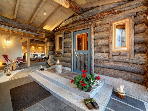 Langlaufen und Winterwandern: Bodenmais im Winter Blockhaus aus Keloholz mit Blumen, Kerzen und Ruheliegen im Wellnesshotel Hofbräuhaus Bodenmais