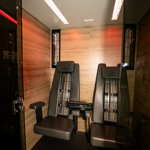 Wellness-Kurzurlaub Bayerischer Wald: Textilsaunas und mehr Infrarotkabine mit zwei Relaxsesseln und Holzverkleidung im Wellnesshotel Hofbräuhaus Bodenmais
