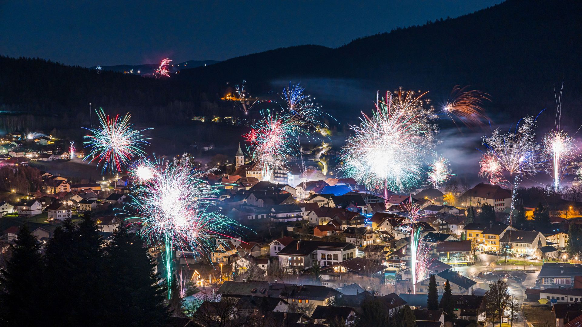 Festlicher Jahreswechsel im 4-Sterne-Wellnesshotel Hofbräuhaus im Bayerischen Wald Silvester in Bodenmais – nächtliches Feuerwerk über dem Ort im Bayerischen Wald, festliche Stimmung zum Jahreswechsel
