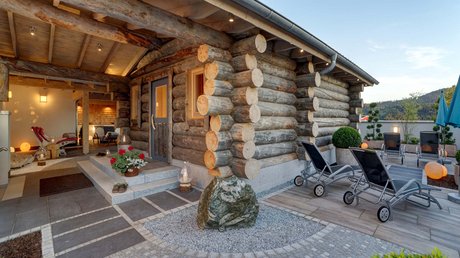 Entspannung im Bayerischen Wald: im Wellnesshotel Hofbräuhaus FKK-Bereich mit Blockhaus, Sonnenliegen und Wohlfühlambiente im Wellnesshotel Hofbräuhaus Bodenmais