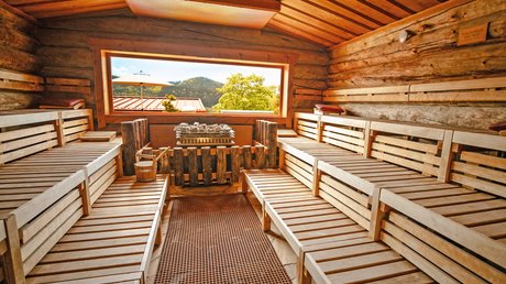 Sauna mit FKK: Urlaub im Bayerischen Wald Kelosauna aus echtem Keloholz mit Panoramafenster und Ausblick im Wellnesshotel Hofbräuhaus Bodenmais