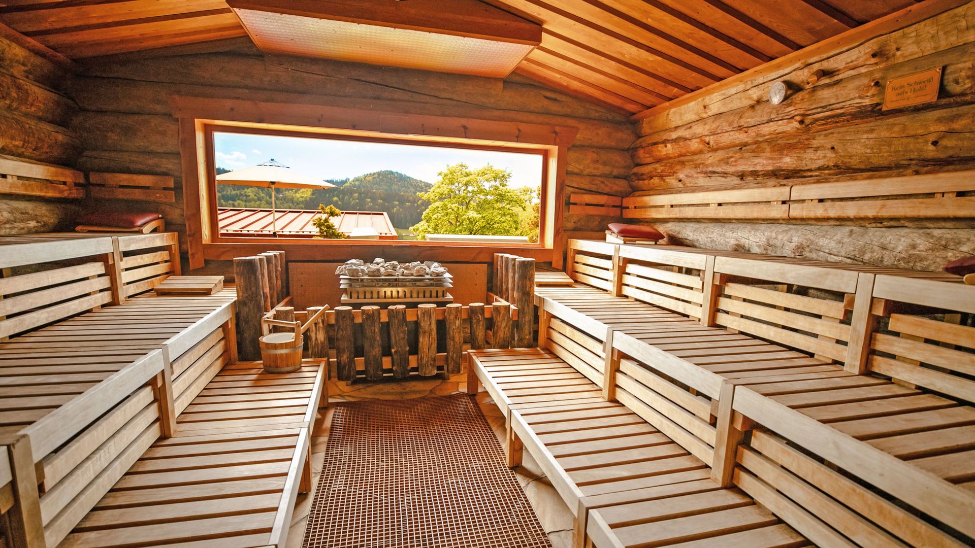 A spa holiday in the Bavarian Forest Kelosauna aus echtem Keloholz mit Panoramafenster und Ausblick im Wellnesshotel Hofbräuhaus Bodenmais
