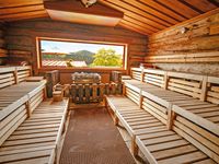 Wellnesshotel im Bayerischen Wald - Das Hotel Hofbräuhaus Kelosauna aus echtem Keloholz mit Panoramafenster und Ausblick im Wellnesshotel Hofbräuhaus Bodenmais
