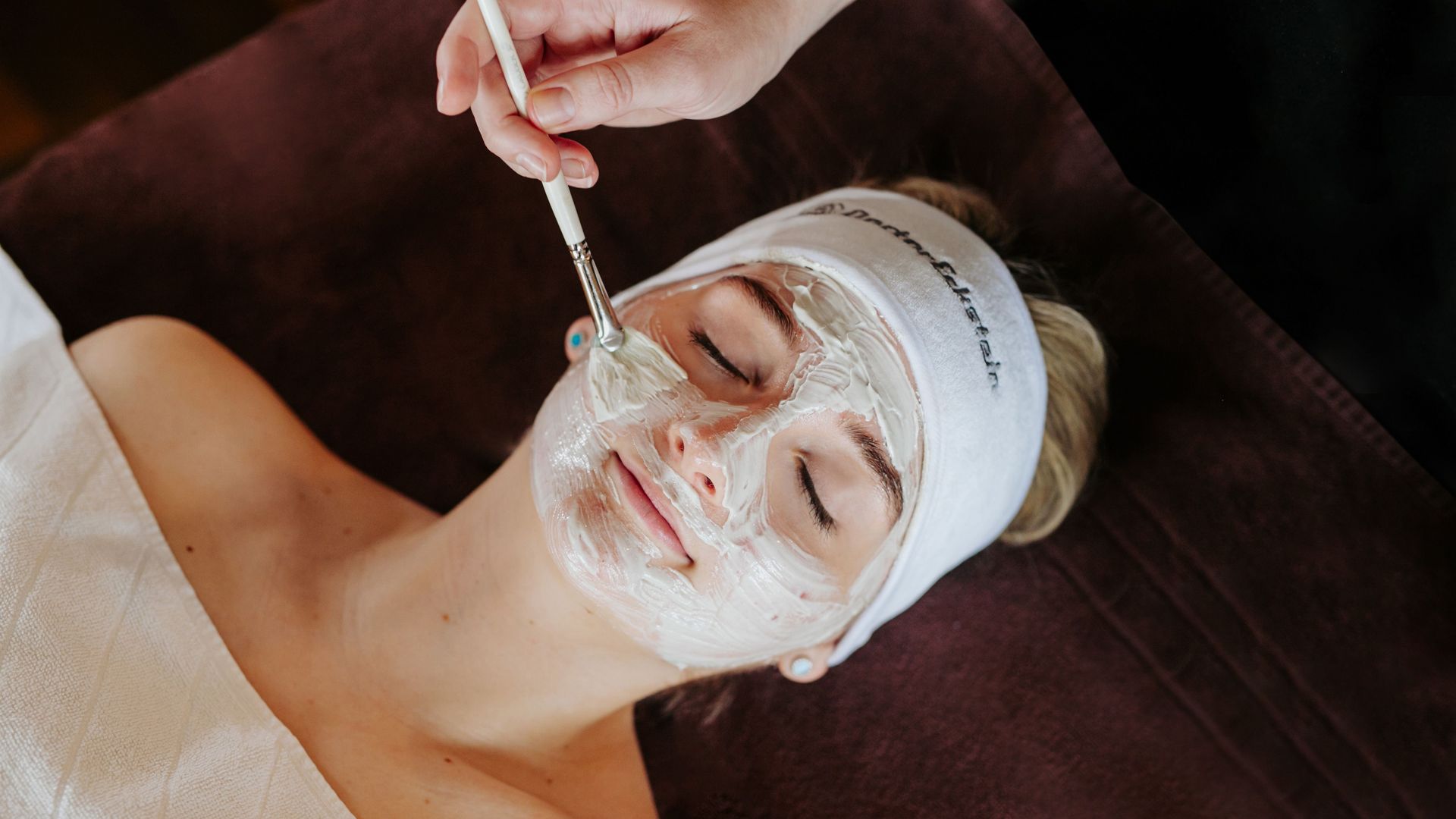 Day spa in Bodenmais: facial treatments and more Gesichtsbehandlung im 4-Sterne-Wellnesshotel Hofbräuhaus Bodenmais – Beauty-Anwendung für strahlende Haut