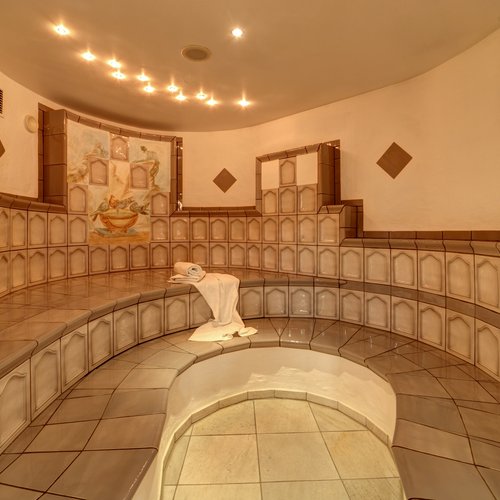 Wellness-Kurzurlaub Bayerischer Wald: Textilsaunas und mehr Tepidarium mit gefliesten Sitzbänken und Wandmalerei im 4-Sterne-Wellnesshotel Hofbräuhaus Bodenmais