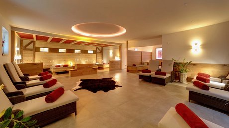Entspannung im Bayerischen Wald: im Wellnesshotel Hofbräuhaus Moderner Ruheraum mit Relaxliegen und Holzambiente im Wellnesshotel Hofbräuhaus Bodenmais – Wohlfühloase für Gäste
