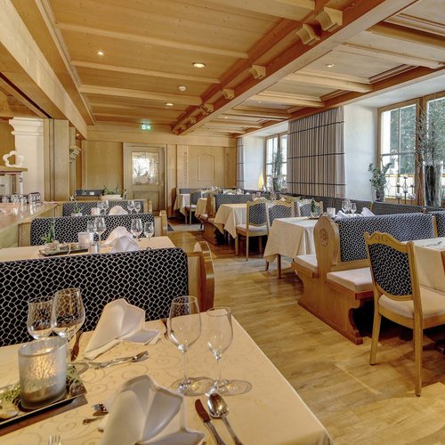 Hotel Hofbräuhaus: freie Stellen Heller, großzügiger Restaurantbereich mit eleganter Holzausstattung und großen Fenstern im Wellnesshotel Hofbräuhaus Bodenmais