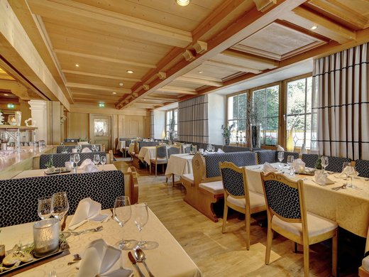 Hofbräuhaus: Restaurant in Bodenmais Heller, großzügiger Restaurantbereich mit eleganter Holzausstattung und großen Fenstern im Wellnesshotel Hofbräuhaus Bodenmais