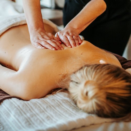 Hotel Hofbräuhaus: freie Stellen Entspannende Rückenmassage im Spa-Bereich des 4-Sterne Wellnesshotels Hofbräuhaus, Bodenmais, Bayerischer Wald