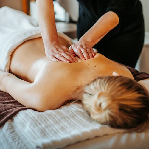 Hotel Hofbräuhaus: freie Stellen Entspannende Rückenmassage im Spa-Bereich des 4-Sterne Wellnesshotels Hofbräuhaus, Bodenmais, Bayerischer Wald