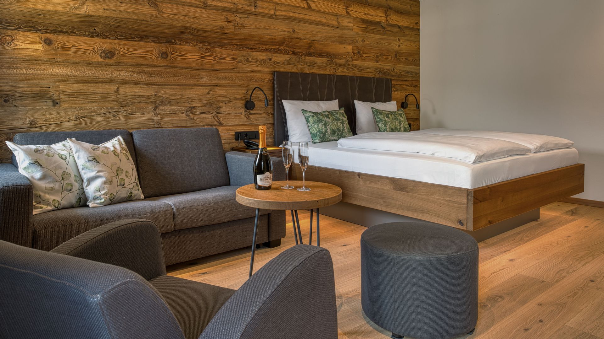 A spa holiday in the Bavarian Forest Komfortables Comfort-Doppelzimmer im 4-Sterne-Hotel Hofbräuhaus in Bodenmais mit großem Doppelbett, Couch, Sessel und Blick auf den Bayerischen Wald
