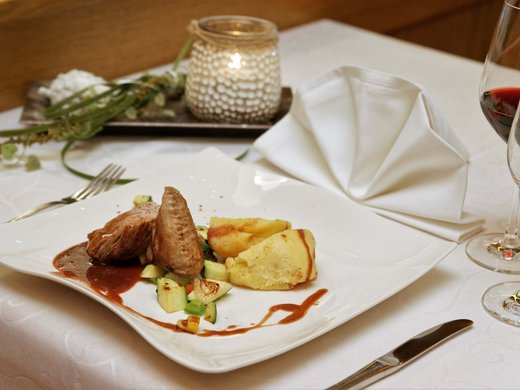 Das Hotel Hofbräuhaus in Bodenmais Feines Hauptgericht im Wellnesshotel Hofbräuhaus Bodenmais – zartes Fleisch mit Kartoffelgratin, Gemüse und dunkler Soße