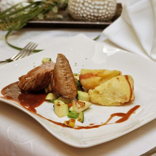 Hotel Hofbräuhaus: freie Stellen Feines Hauptgericht im Wellnesshotel Hofbräuhaus Bodenmais – zartes Fleisch mit Kartoffelgratin, Gemüse und dunkler Soße