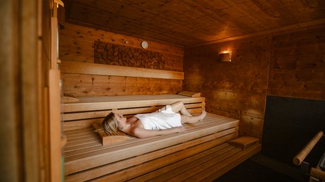 Hofbräuhaus Wellnesshotel: textilfrei saunieren Frau entspannt in der Zirbensauna aus Holz im Wellnesshotel Hofbräuhaus Bodenmais, Bayerischer Wald.