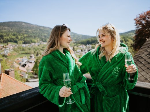 Herrliche Tageswellness in Bodenmais Wellness und Ausblick im Hofbräuhaus Bodenmais – Sektgenuss auf dem Balkon mit Panorama über den Bayerischen Wald.