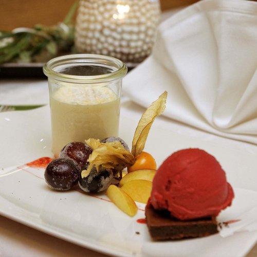 Hotel Hofbräuhaus: freie Stellen Dessertvariation im Wellnesshotel Hofbräuhaus Bodenmais – Schokoladenkuchen, Fruchtsorbet, Obst und Creme im Glas